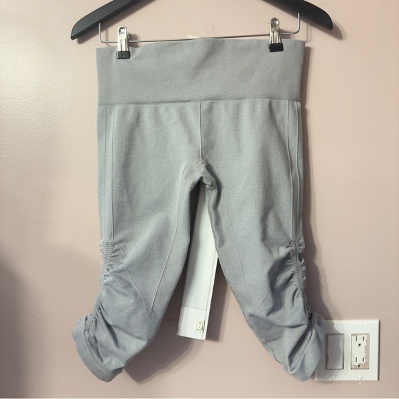 Lululemon Awakening Crop *Taryn Toomey Collection 17" Gray Women Size 8 - Picture 11 of 14